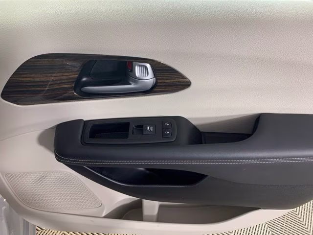 2024 Silver Mist Clearcoat Chrysler Pacifica Limited FWD Van