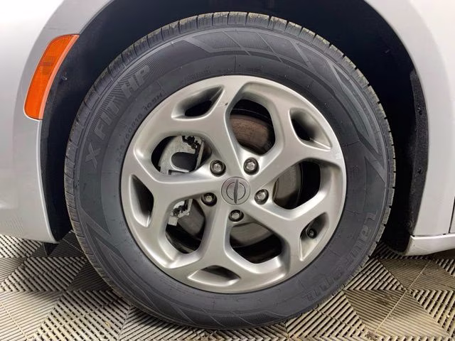 2024 Silver Mist Clearcoat Chrysler Pacifica Limited FWD Van
