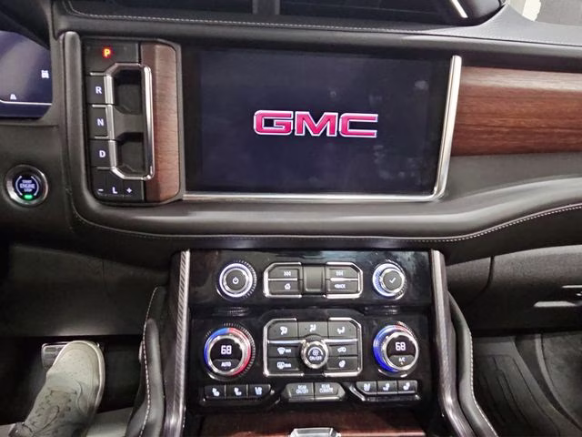 2023 White Frost Tricoat GMC Yukon XL Denali Ultimate 4X4 SUV