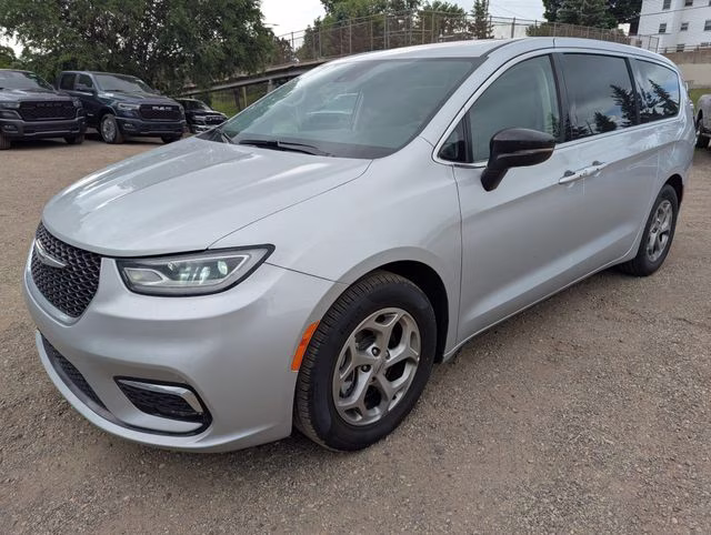 2024 Silver Mist Clearcoat Chrysler Pacifica Limited FWD Van