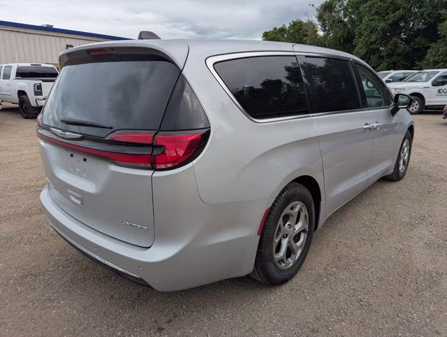 2024 Silver Mist Clearcoat Chrysler Pacifica Limited FWD Van