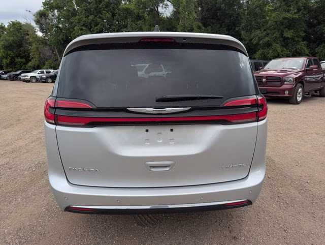 2024 Silver Mist Clearcoat Chrysler Pacifica Limited FWD Van