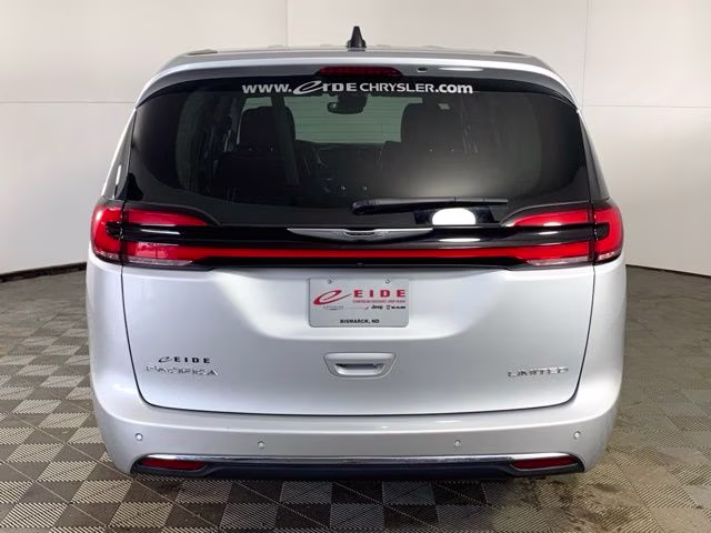 2024 Silver Mist Clearcoat Chrysler Pacifica Limited FWD Van