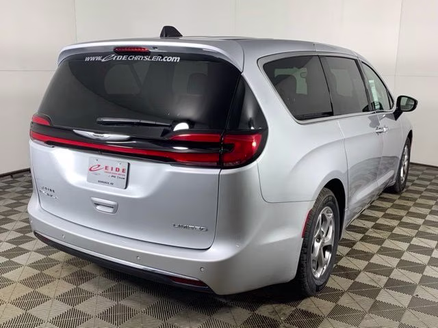 2024 Silver Mist Clearcoat Chrysler Pacifica Limited FWD Van