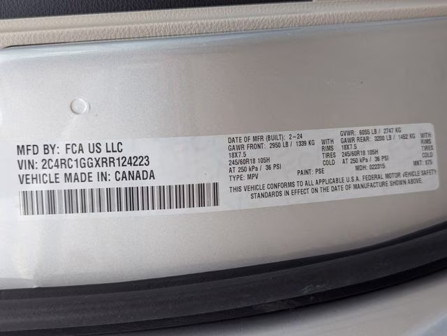 2024 Silver Mist Clearcoat Chrysler Pacifica Limited FWD Van