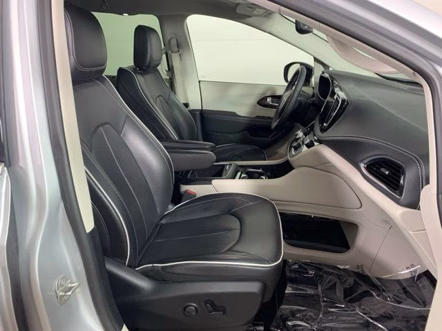 2024 Silver Mist Clearcoat Chrysler Pacifica Limited FWD Van