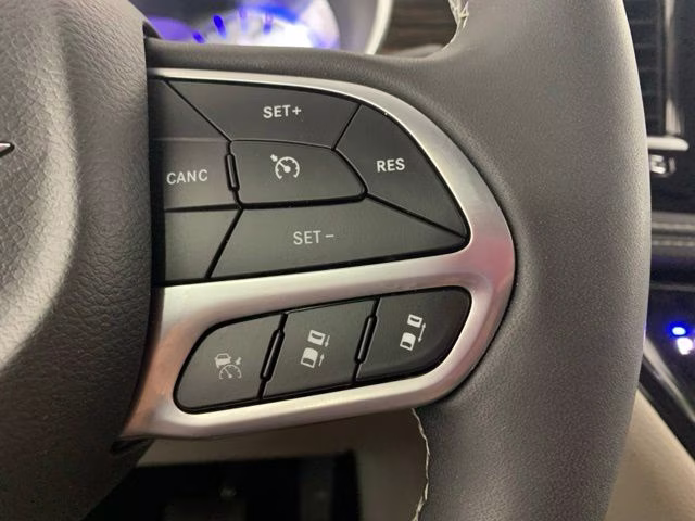 2024 Silver Mist Clearcoat Chrysler Pacifica Limited FWD Van