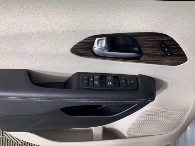 2024 Silver Mist Clearcoat Chrysler Pacifica Limited FWD Van