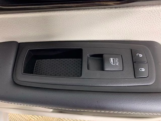 2024 Silver Mist Clearcoat Chrysler Pacifica Limited FWD Van