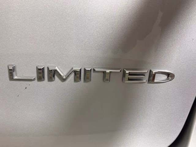 2024 Silver Mist Clearcoat Chrysler Pacifica Limited FWD Van