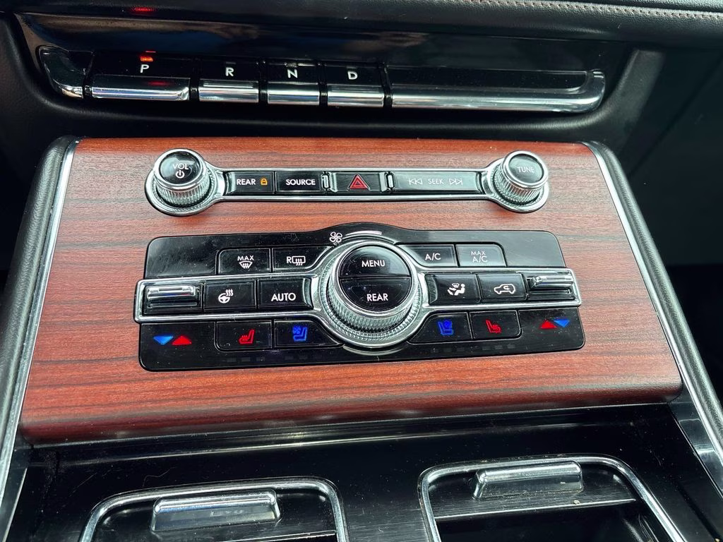 2022 White Metallic Lincoln Aviator Reserve AWD SUV