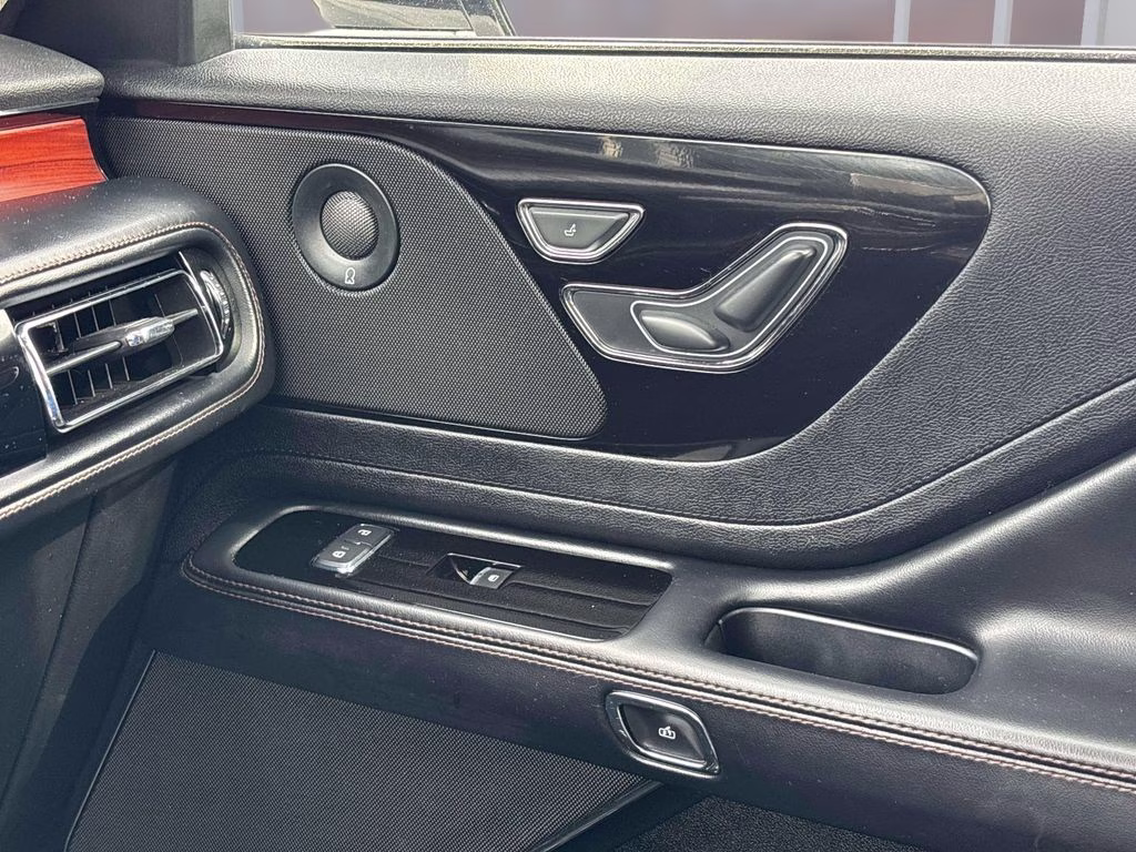 2022 White Metallic Lincoln Aviator Reserve AWD SUV