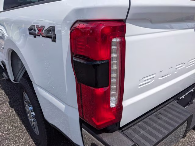 2026 Oxford White Ford Super Duty F-250 SRW Lariat 4X4 Truck