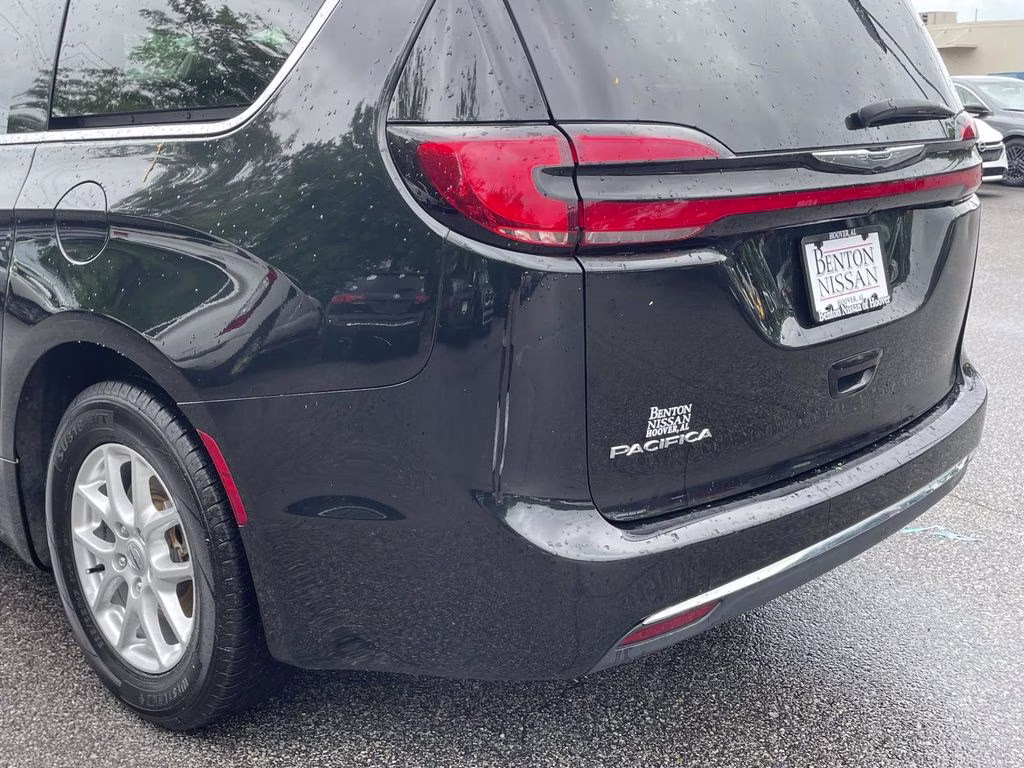 2022 Brilliant Black Crystal Pearlcoat Chrysler Pacifica Touring L FWD Van