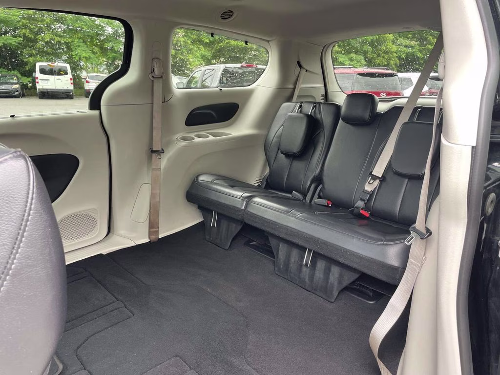 2022 Brilliant Black Crystal Pearlcoat Chrysler Pacifica Touring L FWD Van