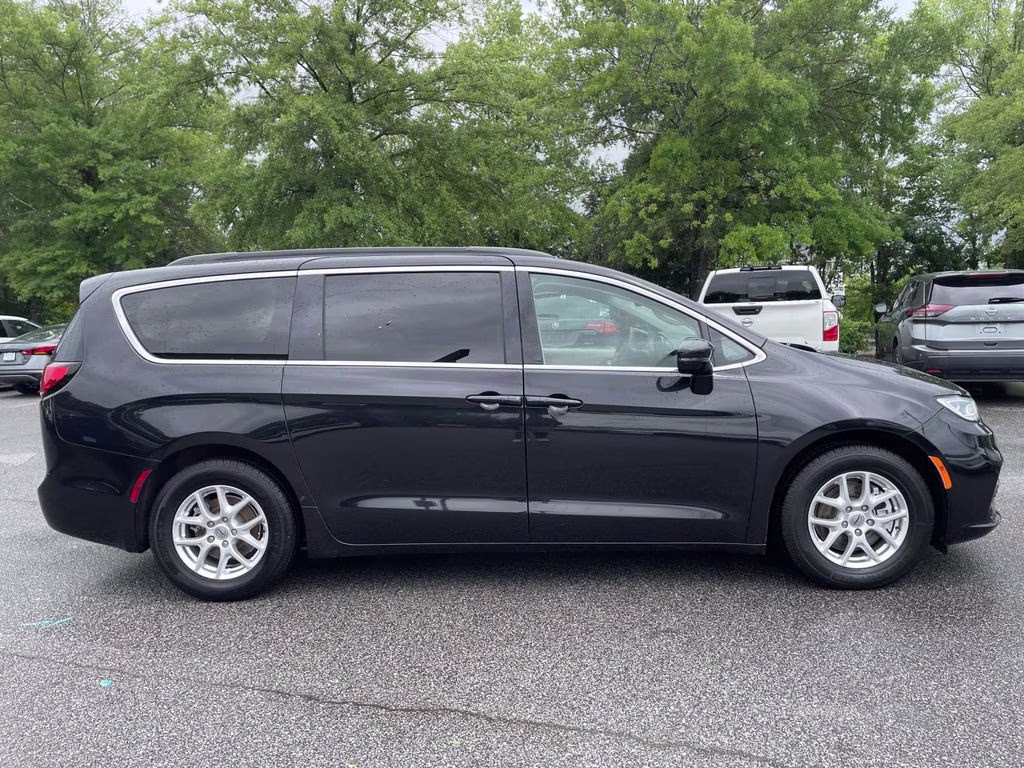 2022 Brilliant Black Crystal Pearlcoat Chrysler Pacifica Touring L FWD Van