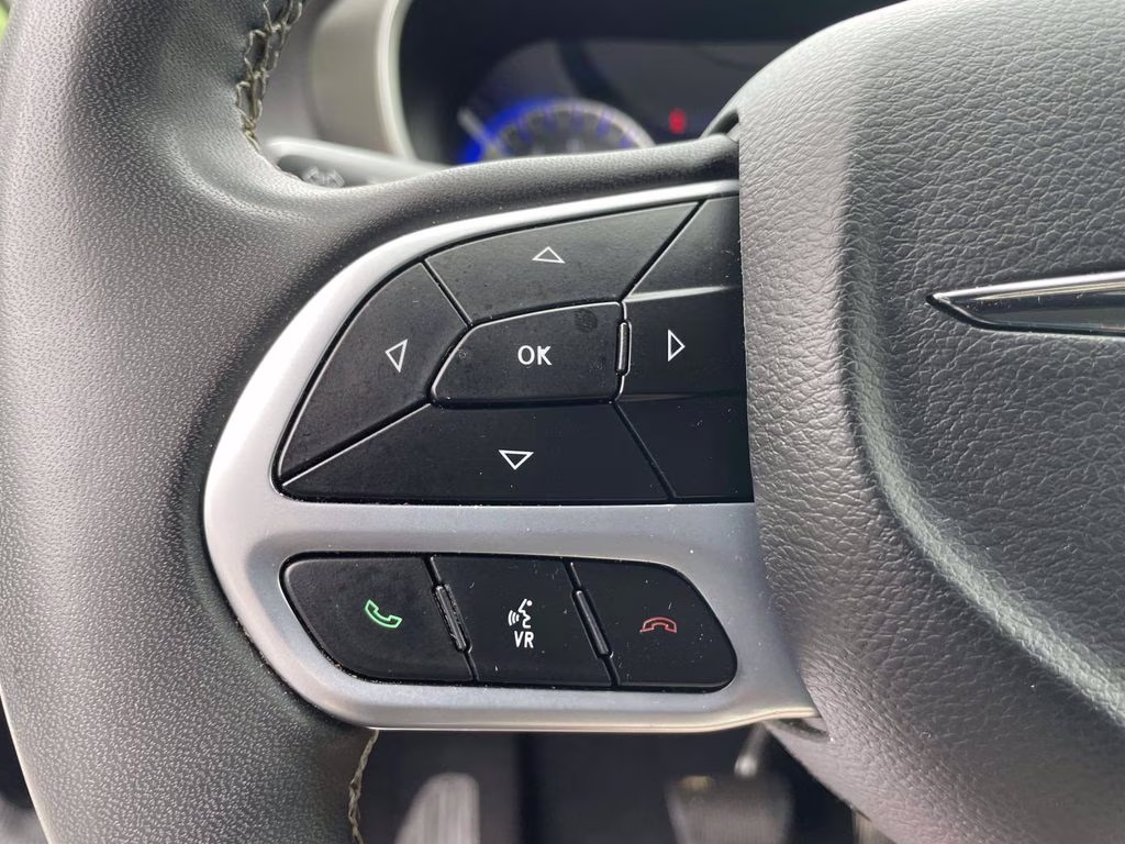 2022 Brilliant Black Crystal Pearlcoat Chrysler Pacifica Touring L FWD Van