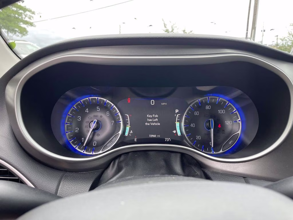 2022 Brilliant Black Crystal Pearlcoat Chrysler Pacifica Touring L FWD Van