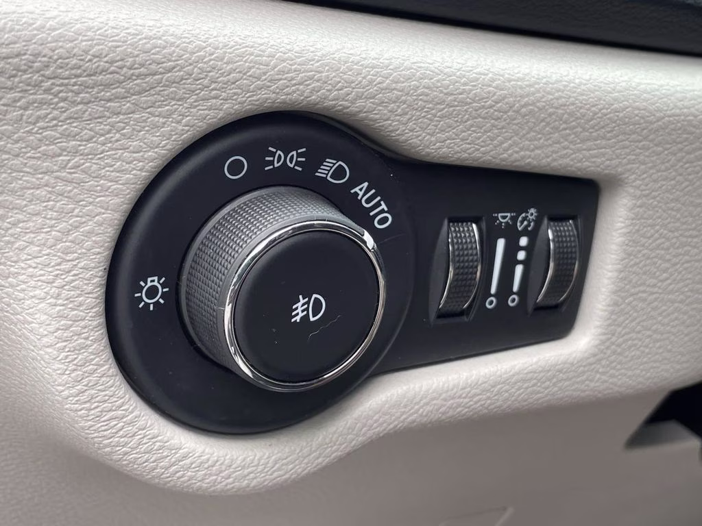 2022 Brilliant Black Crystal Pearlcoat Chrysler Pacifica Touring L FWD Van
