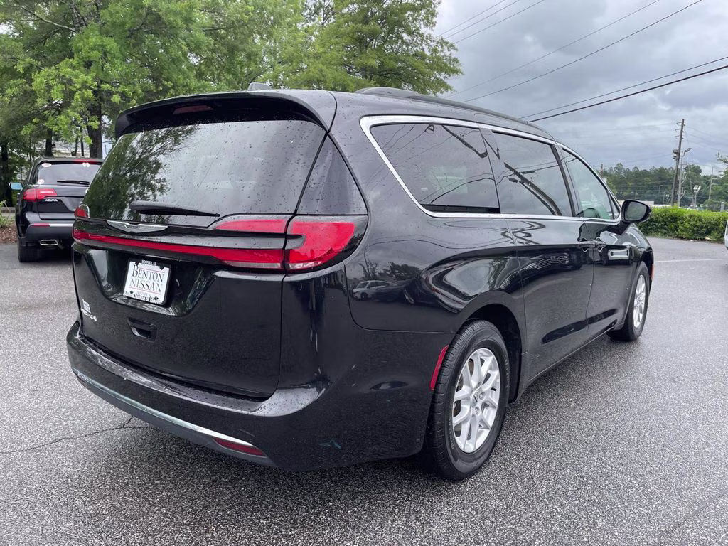 2022 Brilliant Black Crystal Pearlcoat Chrysler Pacifica Touring L FWD Van