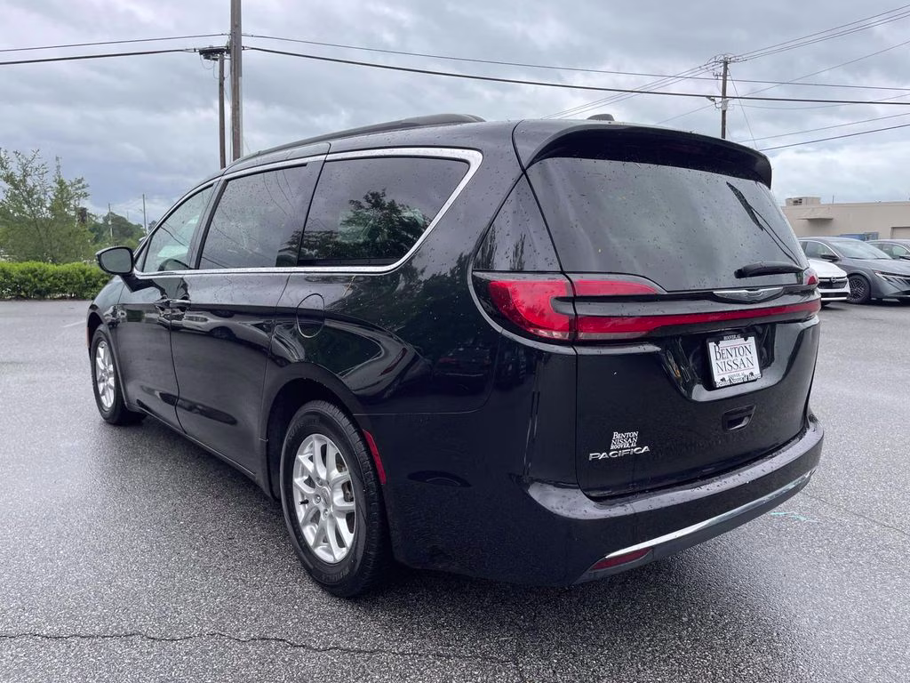 2022 Brilliant Black Crystal Pearlcoat Chrysler Pacifica Touring L FWD Van