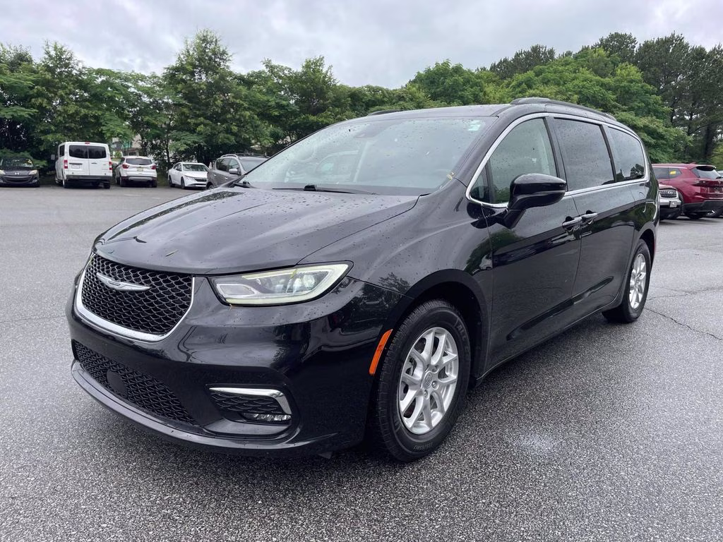 2022 Brilliant Black Crystal Pearlcoat Chrysler Pacifica Touring L FWD Van