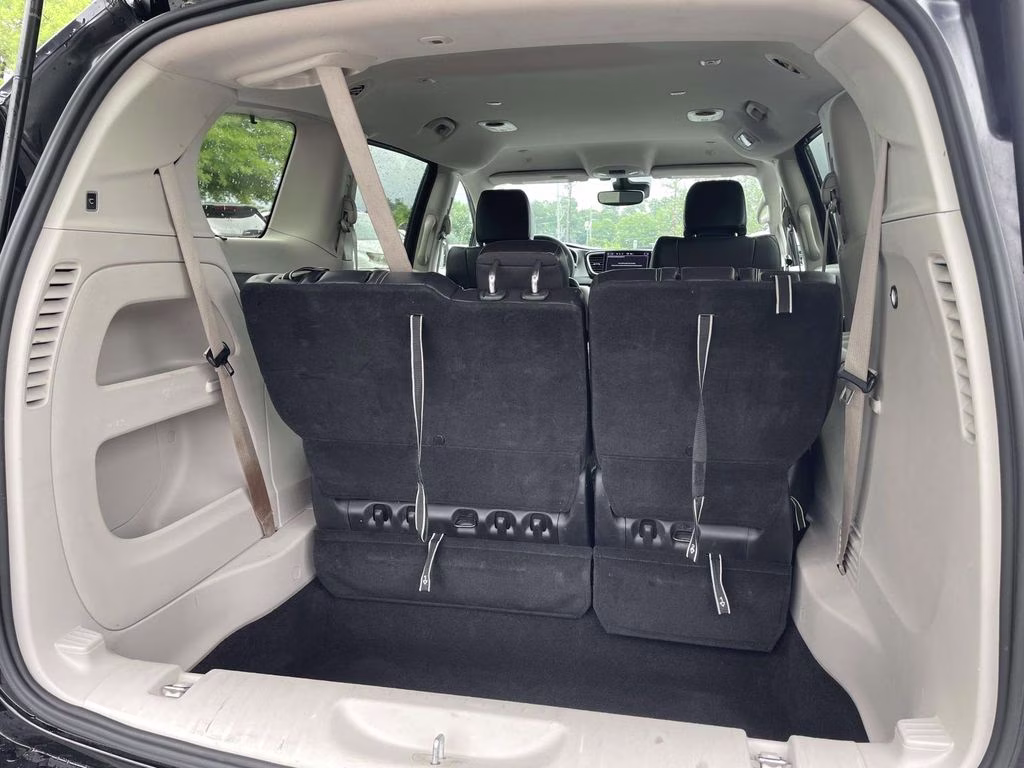 2022 Brilliant Black Crystal Pearlcoat Chrysler Pacifica Touring L FWD Van