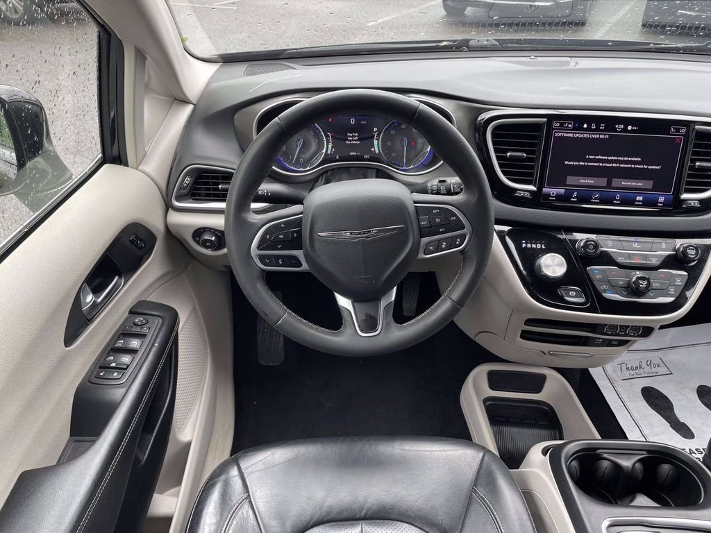 2022 Brilliant Black Crystal Pearlcoat Chrysler Pacifica Touring L FWD Van