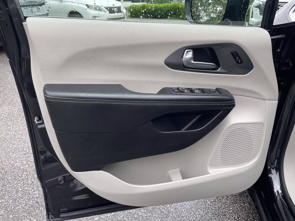 2022 Brilliant Black Crystal Pearlcoat Chrysler Pacifica Touring L FWD Van