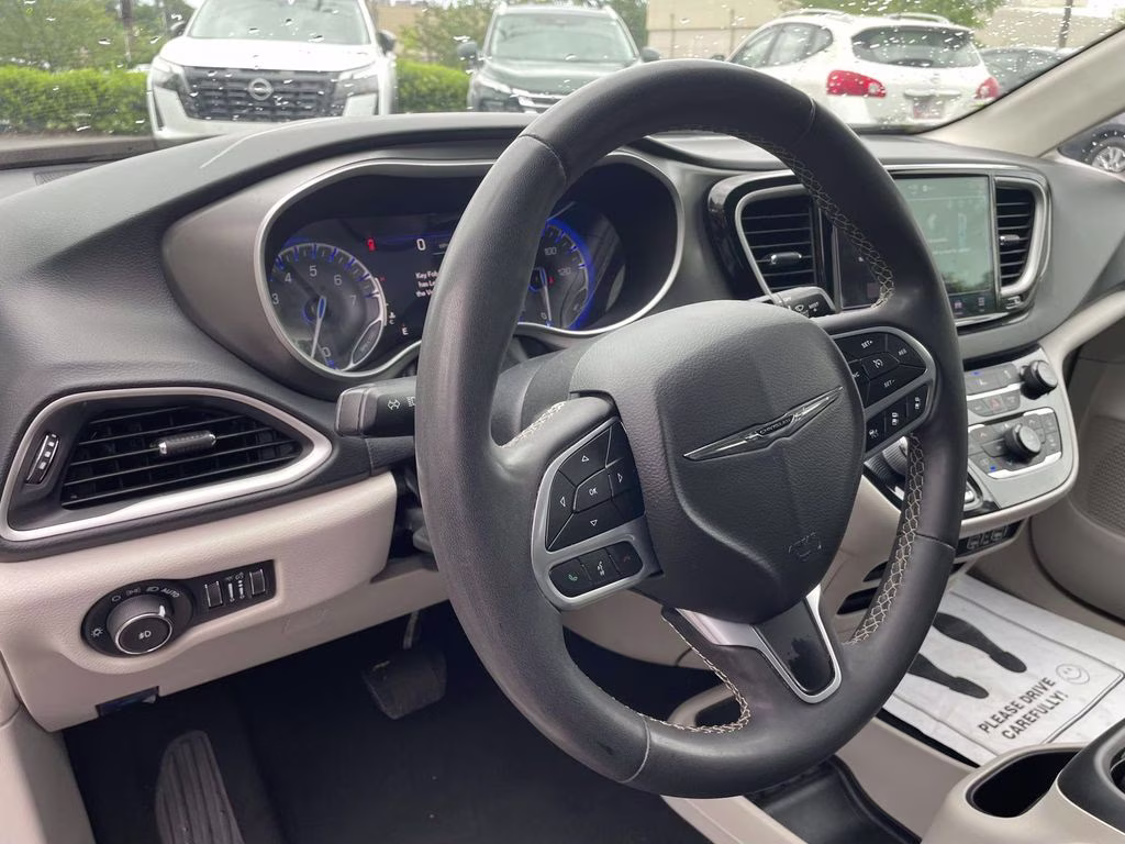 2022 Brilliant Black Crystal Pearlcoat Chrysler Pacifica Touring L FWD Van