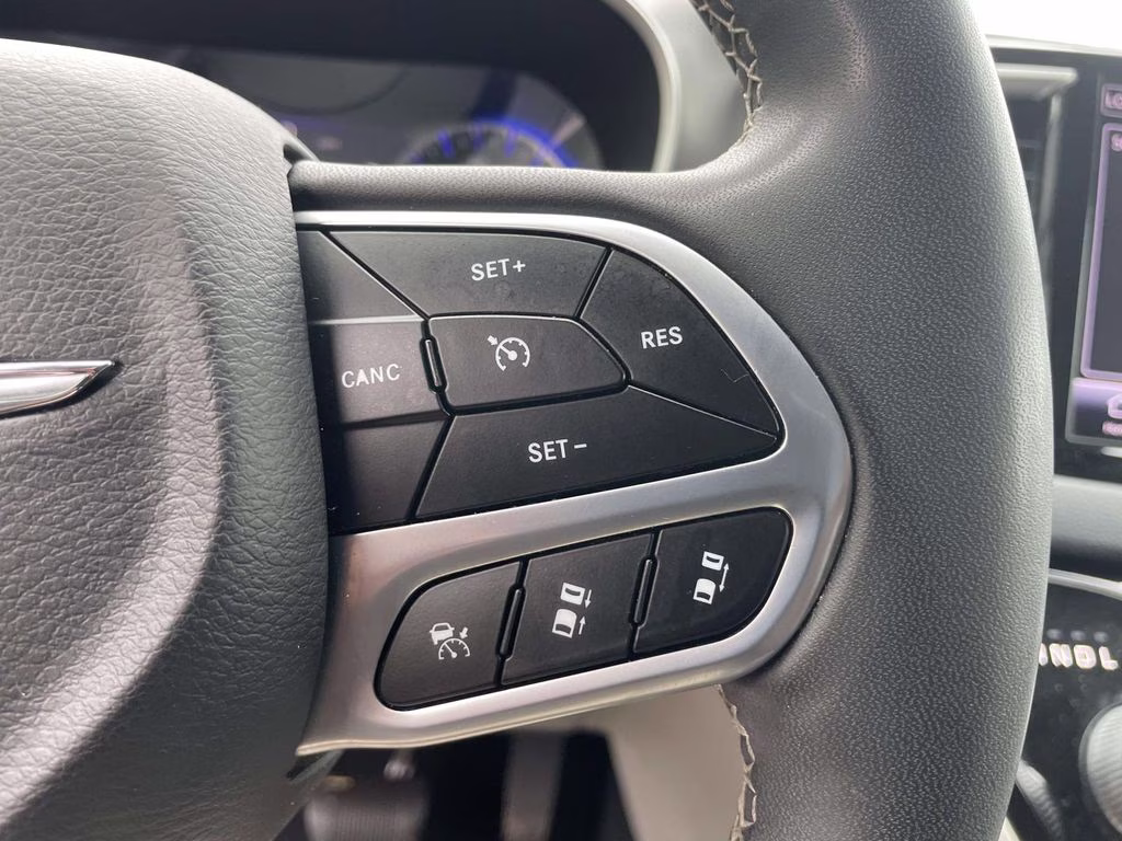 2022 Brilliant Black Crystal Pearlcoat Chrysler Pacifica Touring L FWD Van