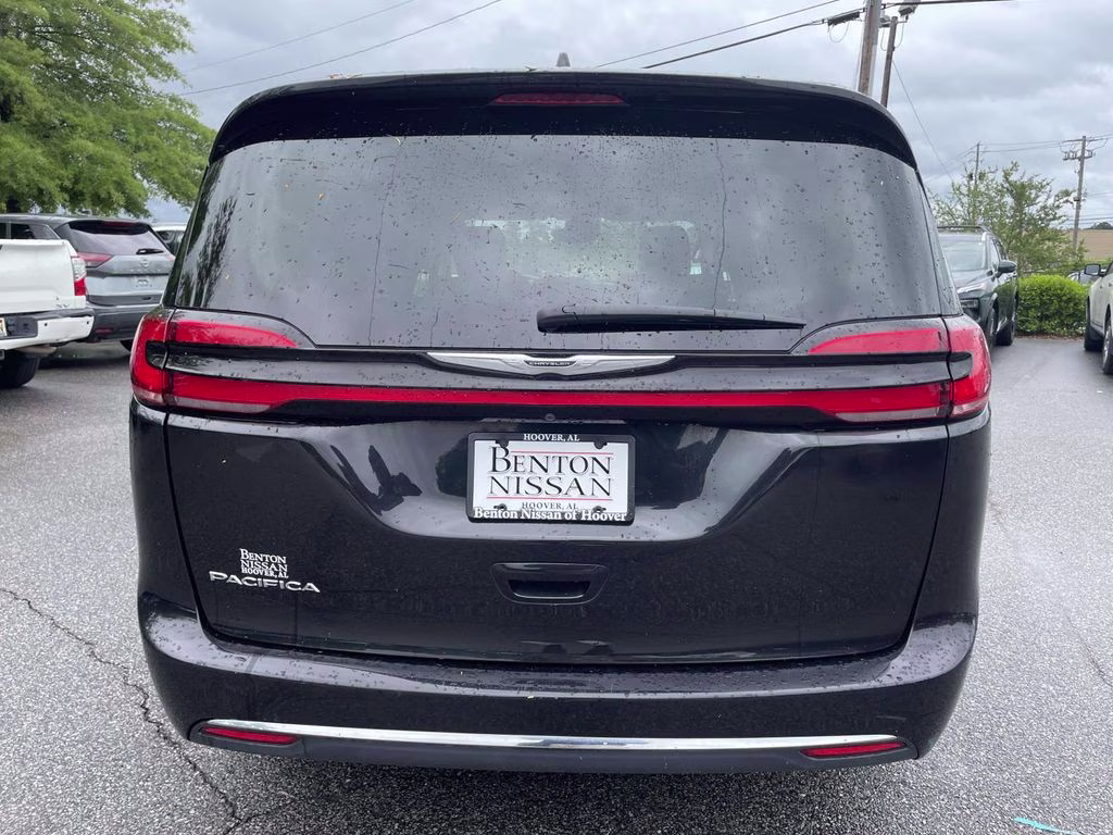 2022 Brilliant Black Crystal Pearlcoat Chrysler Pacifica Touring L FWD Van