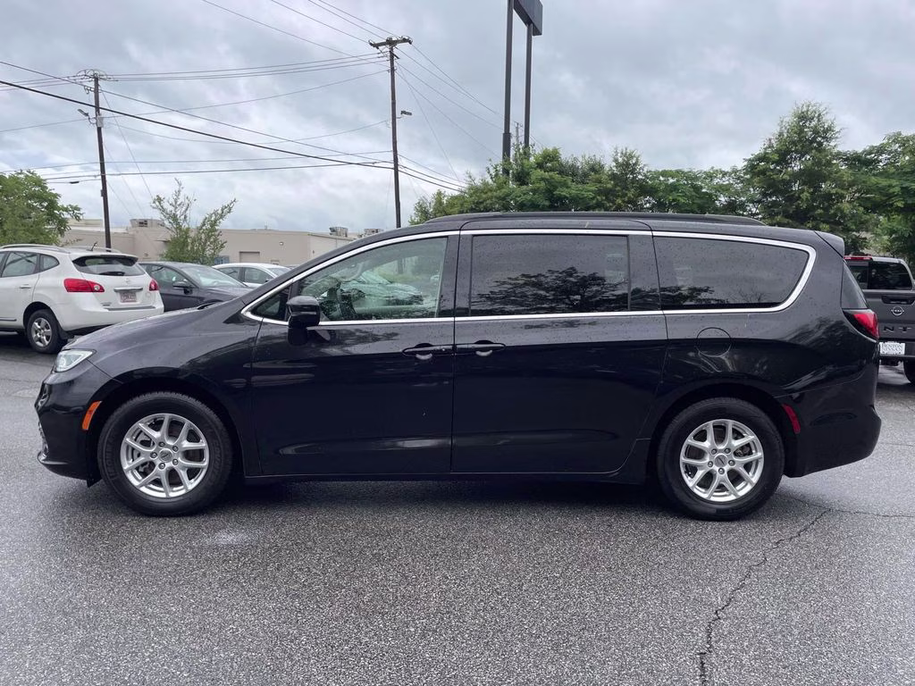 2022 Brilliant Black Crystal Pearlcoat Chrysler Pacifica Touring L FWD Van