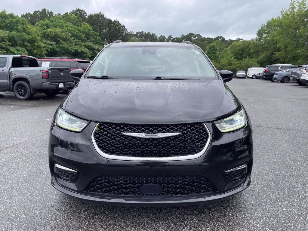 2022 Brilliant Black Crystal Pearlcoat Chrysler Pacifica Touring L FWD Van