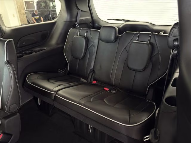 2027 Diamond Black Crystal Pearlcoat Chrysler Pacifica Limited AWD Van