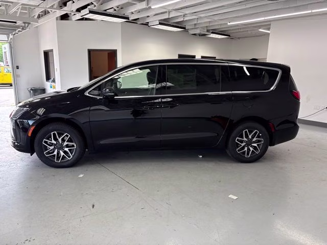 2027 Diamond Black Crystal Pearlcoat Chrysler Pacifica Limited AWD Van