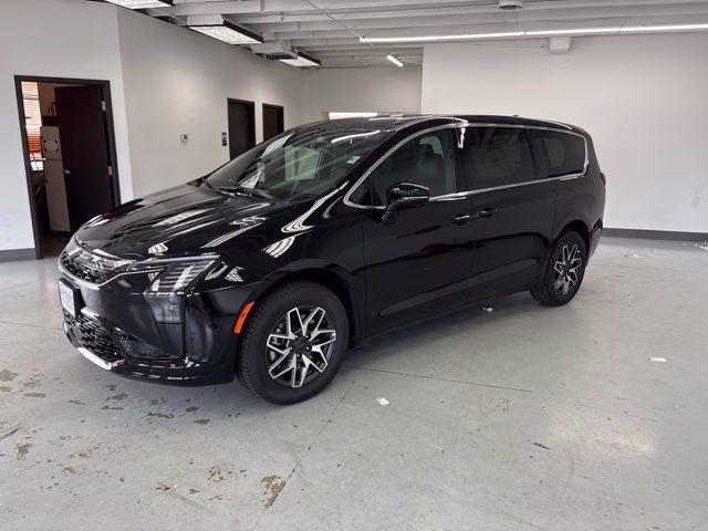 2027 Diamond Black Crystal Pearlcoat Chrysler Pacifica Limited AWD Van