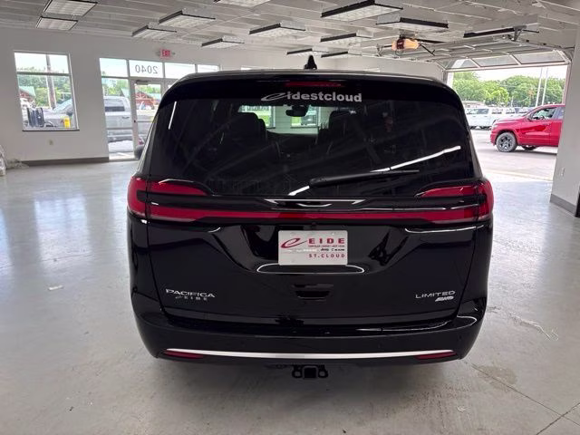 2027 Diamond Black Crystal Pearlcoat Chrysler Pacifica Limited AWD Van