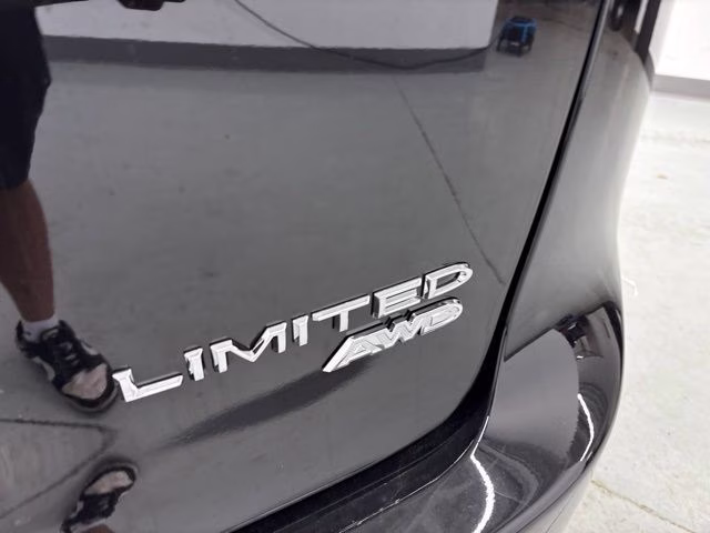 2027 Diamond Black Crystal Pearlcoat Chrysler Pacifica Limited AWD Van