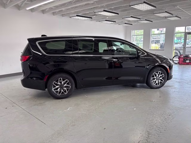 2027 Diamond Black Crystal Pearlcoat Chrysler Pacifica Limited AWD Van