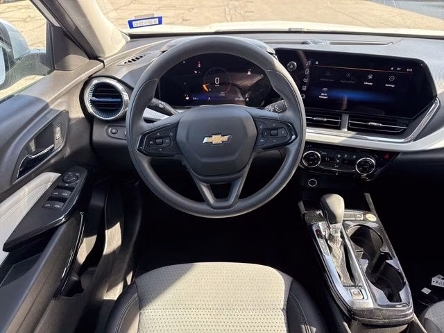 2025 Summit White Chevrolet Trax LT FWD SUV