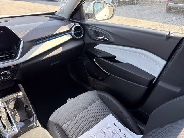 2025 Summit White Chevrolet Trax LT FWD SUV