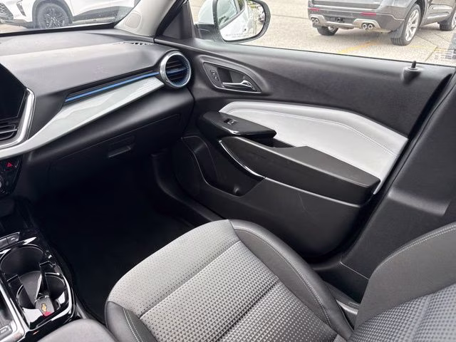 2025 Summit White Chevrolet Trax LT FWD SUV