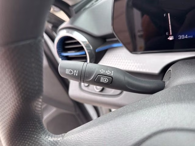 2025 Summit White Chevrolet Trax LT FWD SUV