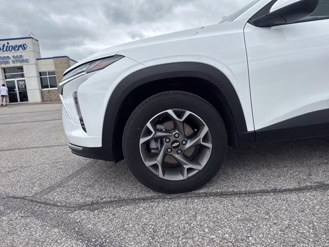 2025 Summit White Chevrolet Trax LT FWD SUV