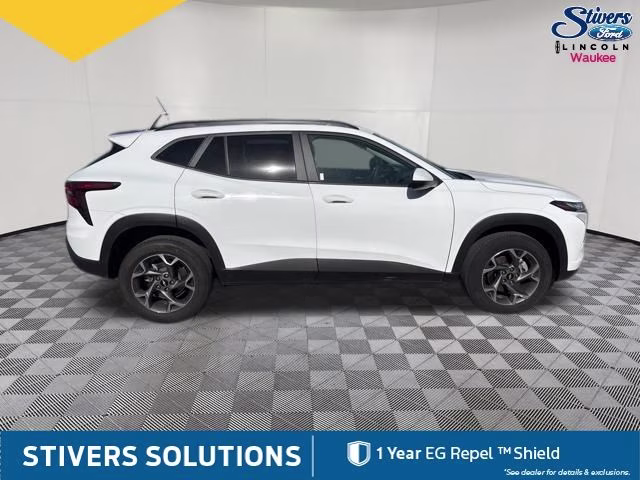 2025 Summit White Chevrolet Trax LT FWD SUV