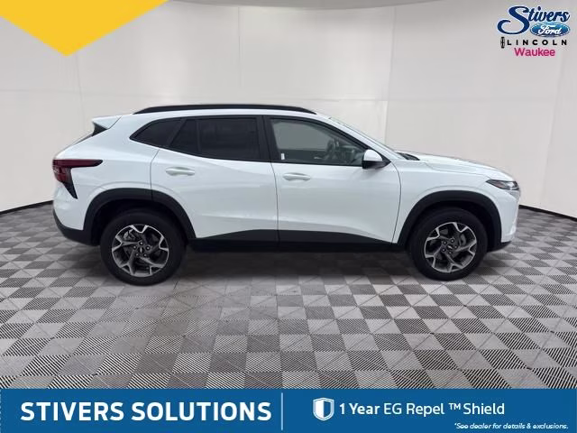 2025 Summit White Chevrolet Trax LT FWD SUV