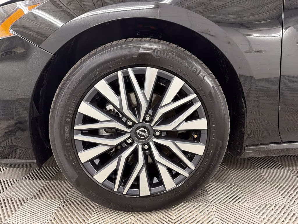 2023 Super Black Clearcoat Nissan Altima 2.5 SV FWD Sedan