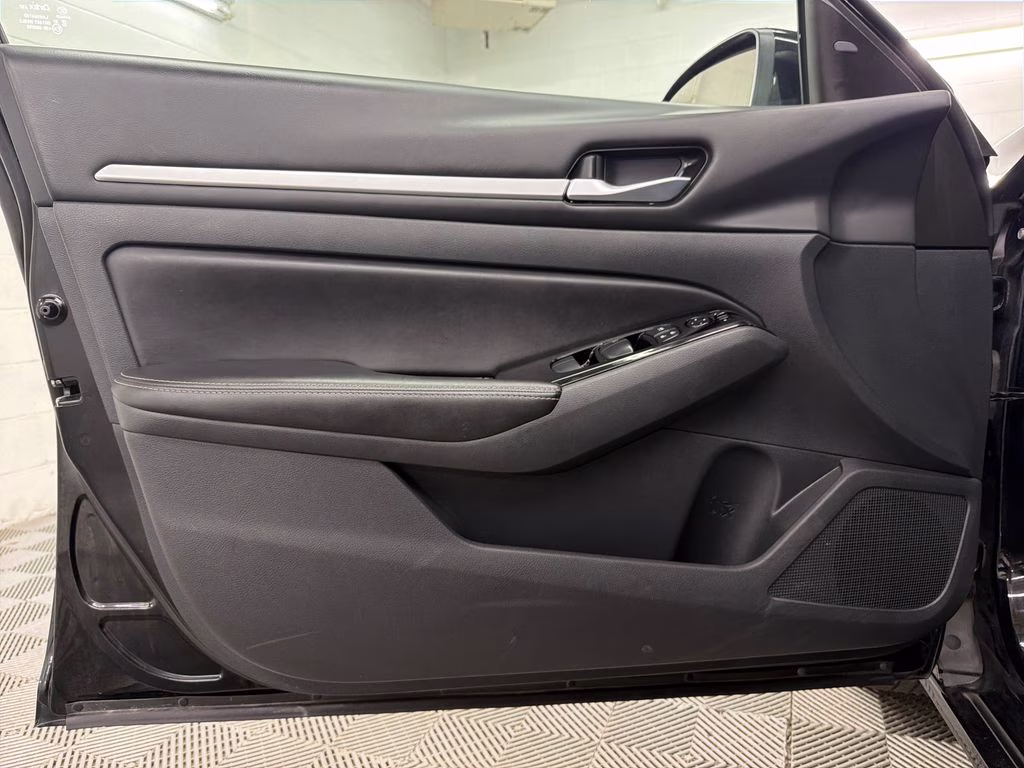 2023 Super Black Clearcoat Nissan Altima 2.5 SV FWD Sedan