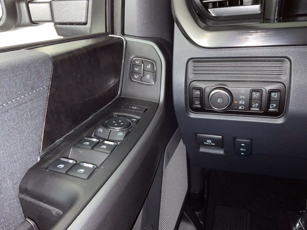 2026 Avalanche Ford Super Duty F-350 DRW Lariat 4X4 Truck